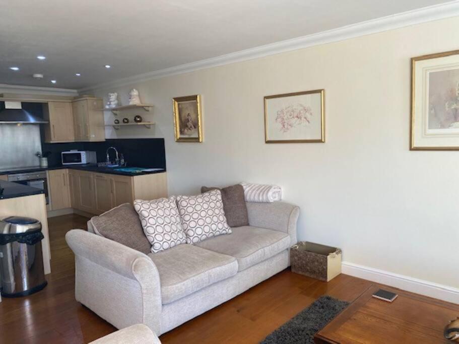 Spacious 2 Bedroom Apartment คลีทอร์ปส์ ภายนอก รูปภาพ
