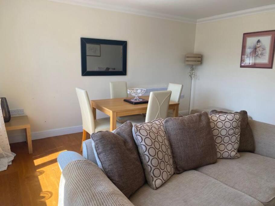 Spacious 2 Bedroom Apartment คลีทอร์ปส์ ภายนอก รูปภาพ